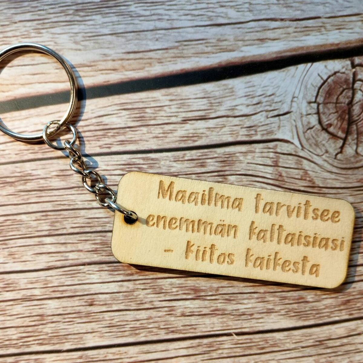 Maailma_tarvitseeenemman_ _kaltaisiasi_kiitos_kaikesta_aihkidesign_avaimenpera